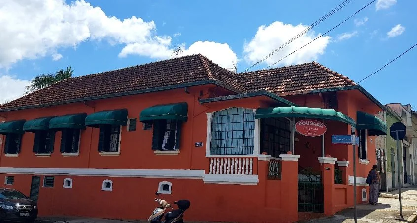 Fachada da Pousada Sayonara em Atibaia